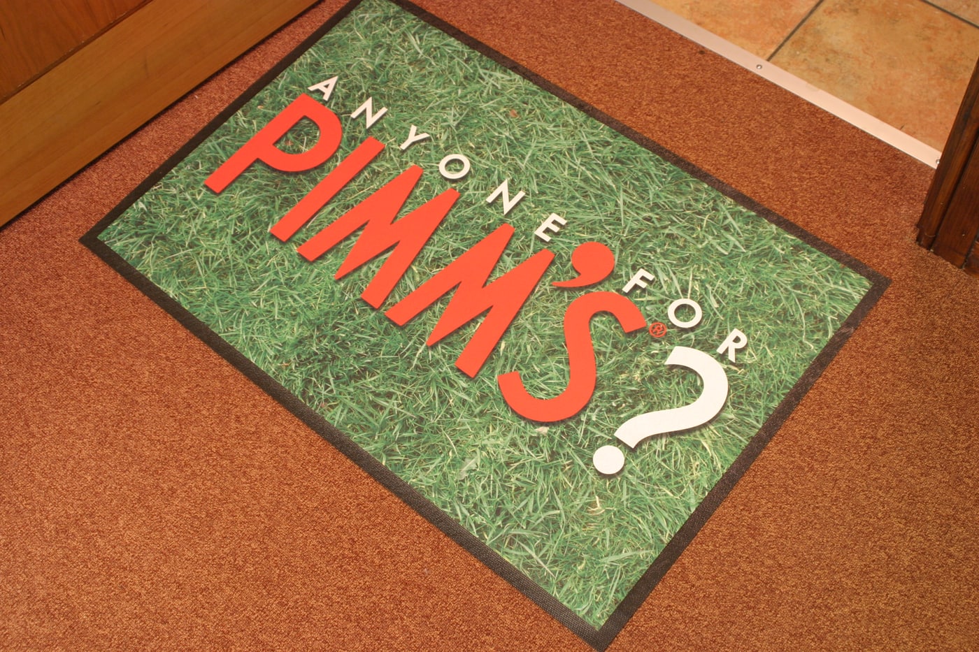 Ejemplo de alfombra publicitaria con un diseño de campaña