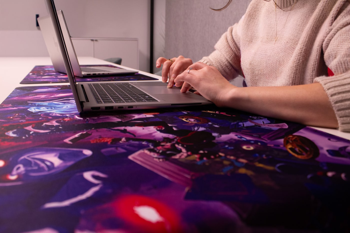 Alfombrilla de escritorio estándar personalizada en una mesa con ordenador Alfombrilla de escritorio estándar personalizada en una mesa con ordenador